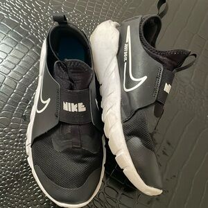 Nike Kids Flex Runner Shoes, Black, Size 3.5Y
